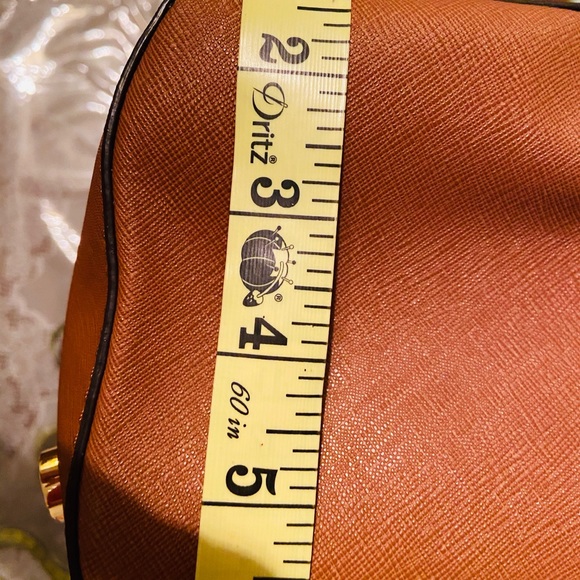 Michael kors hobos color brown good condition - Picture 8 of 8